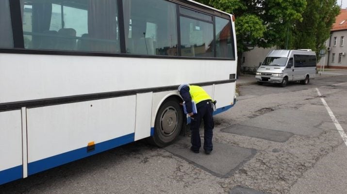 Lubliniec. Policjanci kontrolują autokary 1