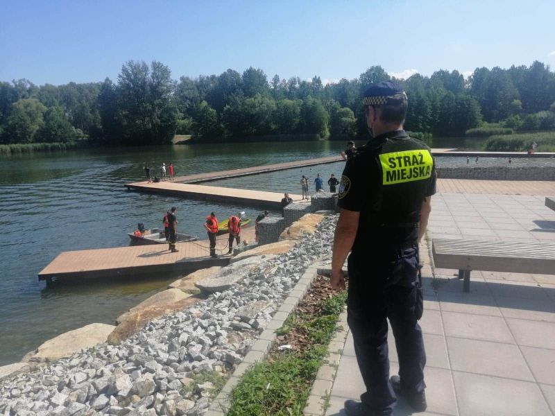Ćwiczenia na „Adriatyku” w Parku Wypoczynkowym Lisiniec zabezpieczane przez częstochowskich strażników miejskich i policję 1