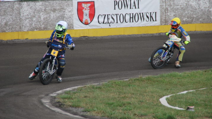 Zawodnicy UKS Speedway Rędziny i Bocar Włókniarz Częstochowa ścigali się w Rędzinach w IMP na mini-żużlu w klasie 85-125 cc 4