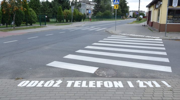 W Radomsku powstają fluorescencyjne napisy „Odłóż telefon i żyj” 1