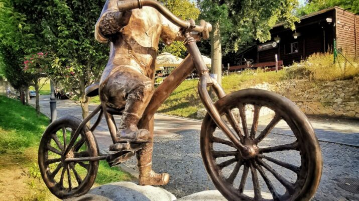 „Owca na rowerze” - kolejna rzeźba Michała Batkiewicza w Olsztynie 1