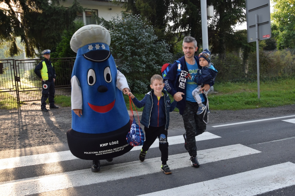 Akcja „Bezpieczne Radomsko” przed SP nr 5 3