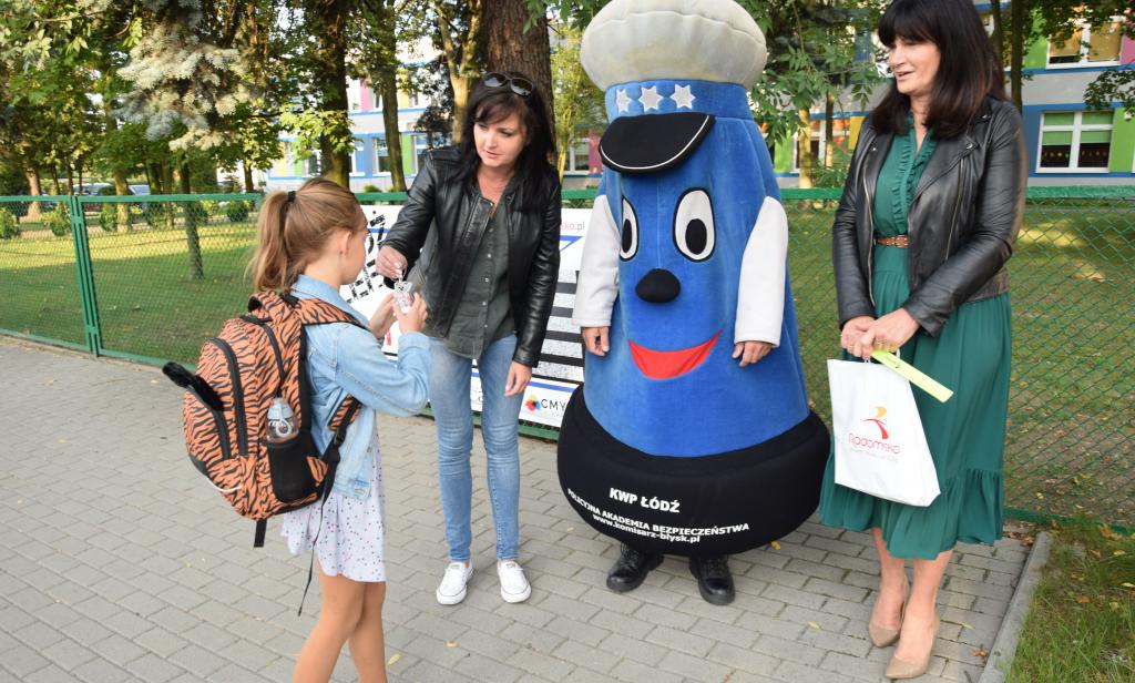 Akcja „Bezpieczne Radomsko” przed SP nr 5 2