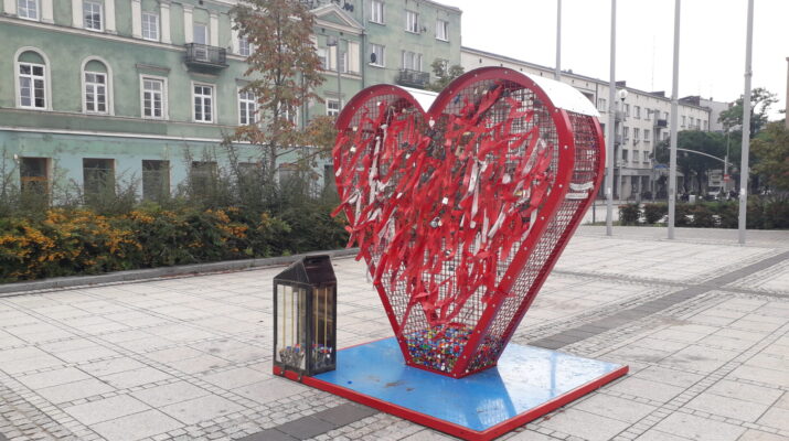 Jutro z częstochowskiego placu Biegańskiego zniknie serce, które pomagało klinice Budzik 7