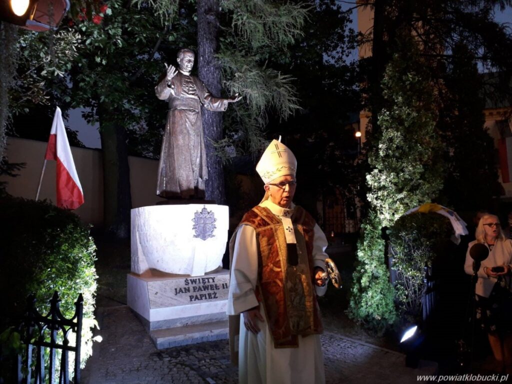 Odsłonięcie i poświęcenie pomnika św. Jana Pawła II w Kłobucku 3