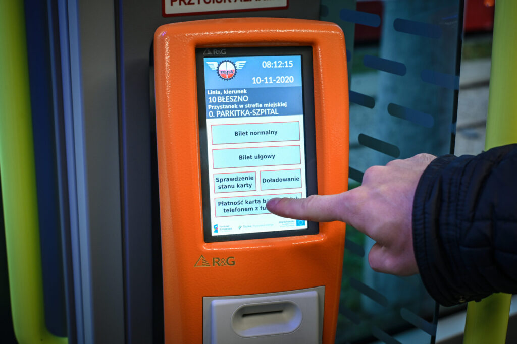 W częstochowskich autobusach i tramwajach kupisz jednorazowy bilet płacąc kartą lub telefonem 2
