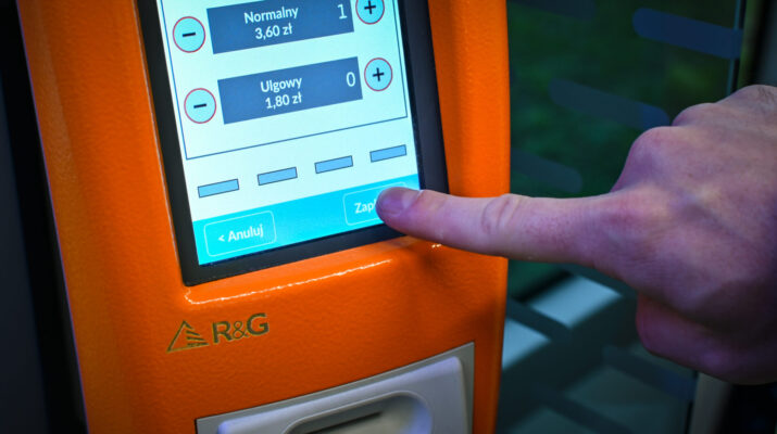 W częstochowskich autobusach i tramwajach kupisz jednorazowy bilet płacąc kartą lub telefonem 1