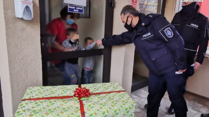 Po raz kolejny częstochowscy policjanci wsparli pokrzywdzone przez los dzieci 4