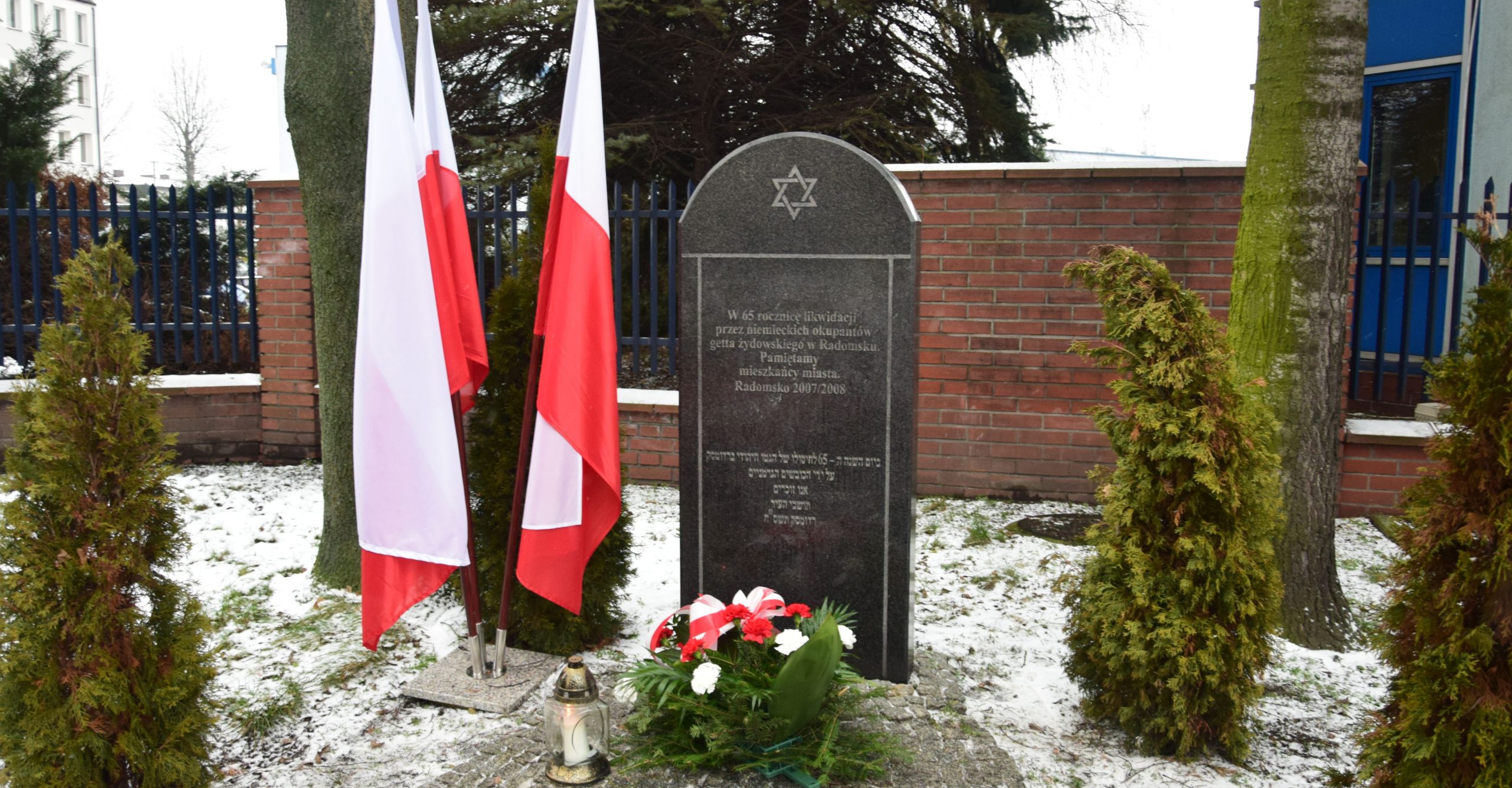 Zarząd Powiatu Radomszczańskiego i przedstawiciele władz Radomska uczcili Ofiary Holocaustu 8