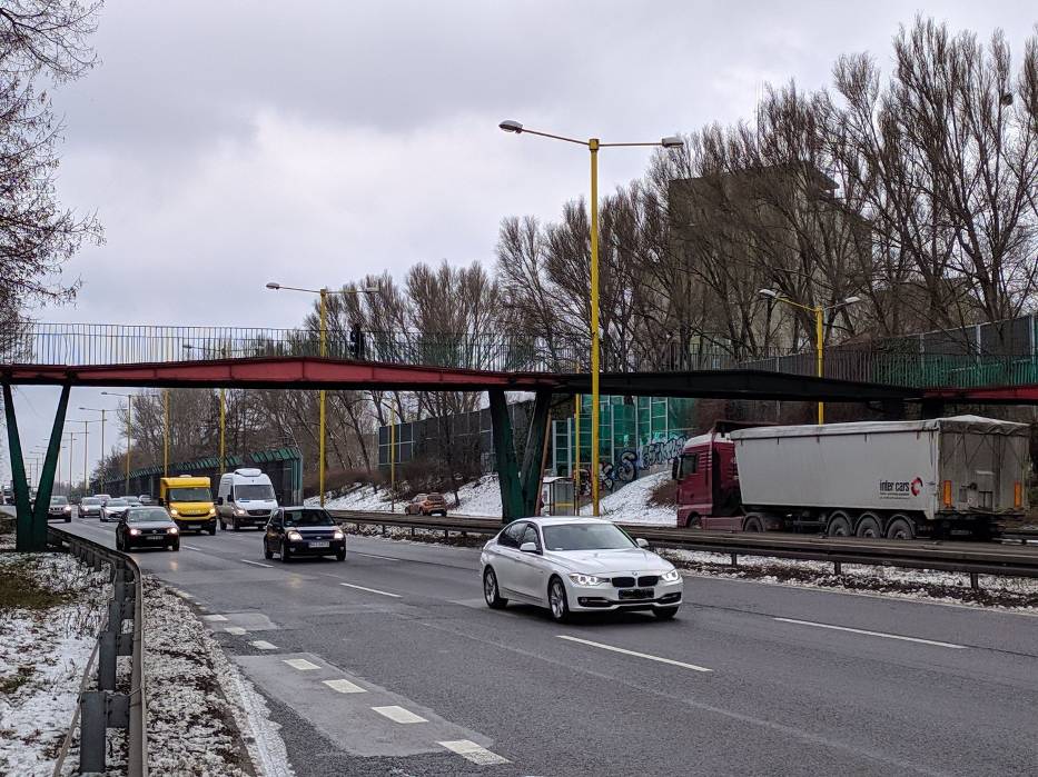 Miejski Zarząd Dróg i policja częstochowska szukają kierowcy, który uderzył w kładkę nad DK-1 1