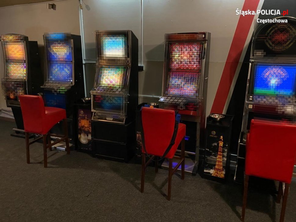 Nielegalne salony gier w Kłomnicach. Policja zarekwirowała 11 automatów 1
