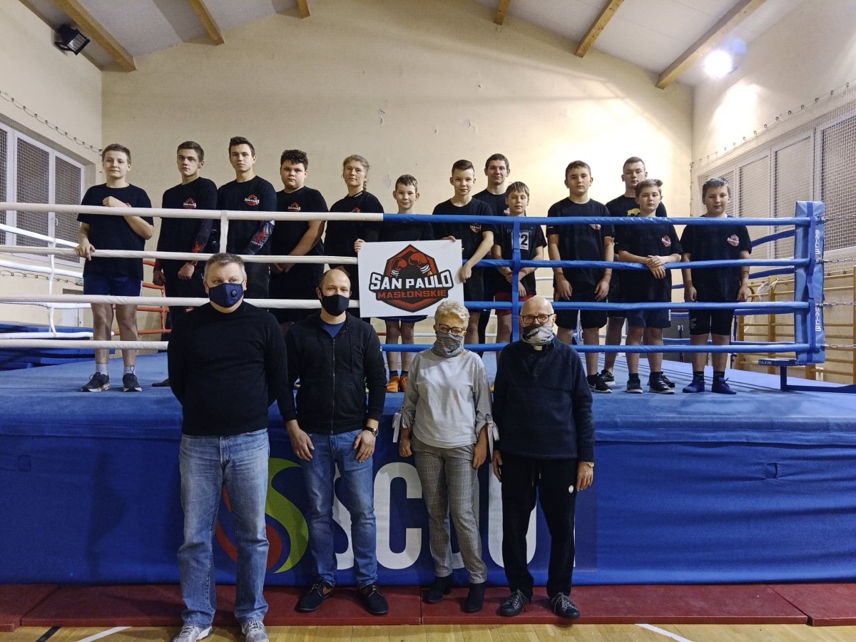 Młodzi bokserzy z Polonii Poraj otrzymali profesjonalny ring 7