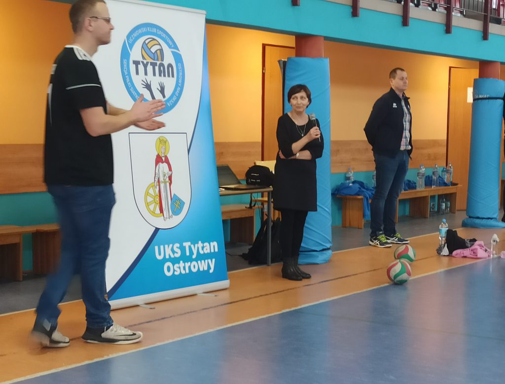 UKS Tytan Ostrowy zorganizował w "walentynkową" niedzielę turniej minisiatkówki dla dwójek dziewcząt 2