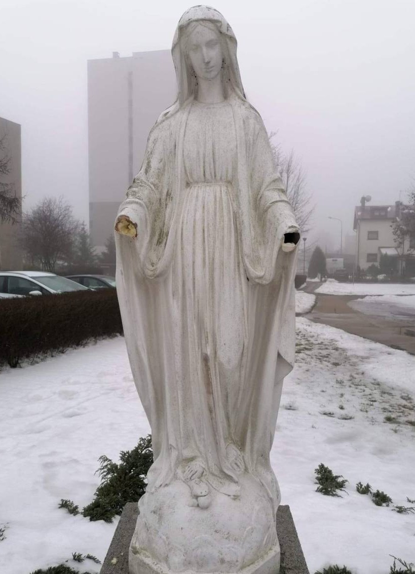 Figurze Matki Boskiej stojącej przed jednym z częstochowskich kościołów ktoś odrąbał ręce 1