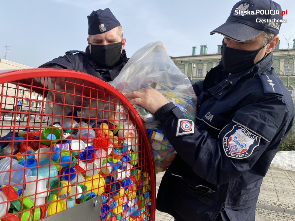 Częstochowscy policjanci włączyli się w akcję na rzecz chorego Michałka i zebrali 40 kilogramów plastikowych nakrętek 1