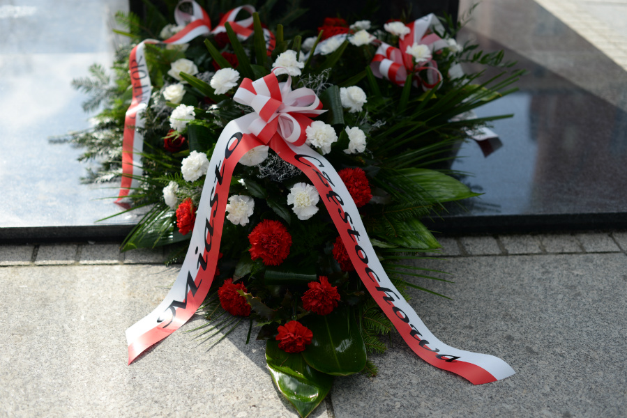 kwiaty pod pomnikiem Marszałka