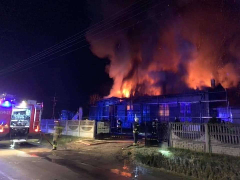 Spłonęła remiza w Raczkowicach w gminie Dąbrowa Zielona. W trakcie akcji gaśniczej poszkodowany został jeden strażak 1