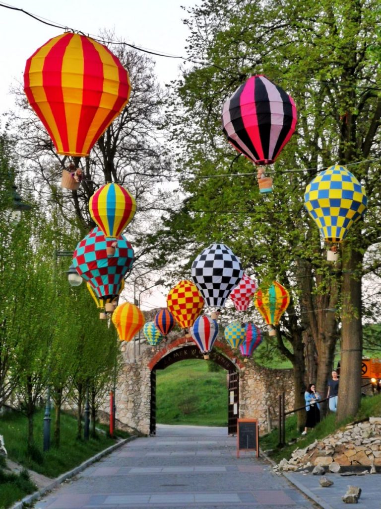 Miniaturowe balony przed olsztyńskim zamkiem 1