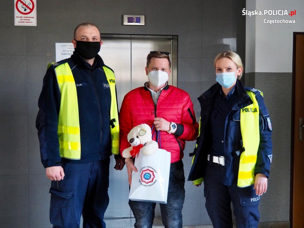 Częstochowscy policjanci eskortowali do szpitala rodzącą kobietę 1