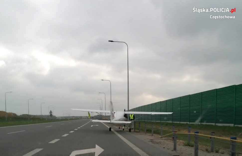 Samolot wylądował na autostradzie A1 na wysokości Wierzchowiska 2