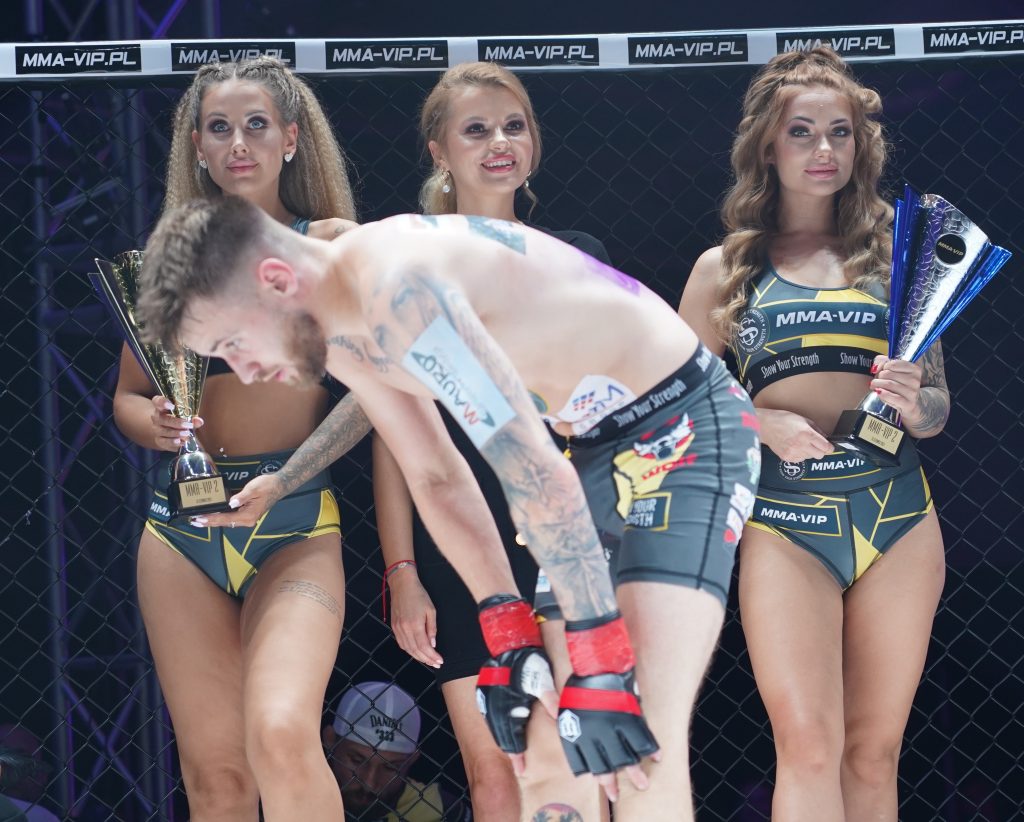 W walce wieczoru podczas Gali MMA VIP 2 w Częstochowie „Antykonfident” przydusił „Żuroma” 8
