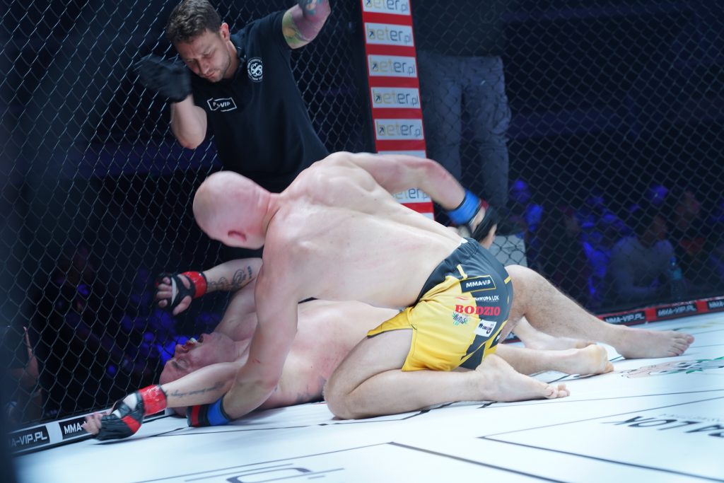 W walce wieczoru podczas Gali MMA VIP 2 w Częstochowie „Antykonfident” przydusił „Żuroma” 21