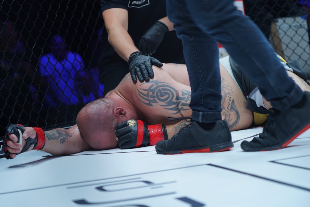 W walce wieczoru podczas Gali MMA VIP 2 w Częstochowie „Antykonfident” przydusił „Żuroma” 22