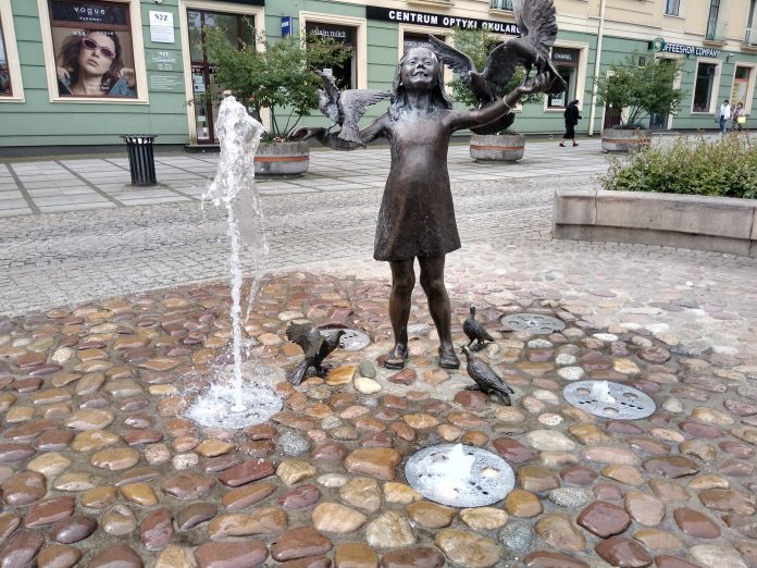 W Częstochowie włączono miejskie fontanny 10