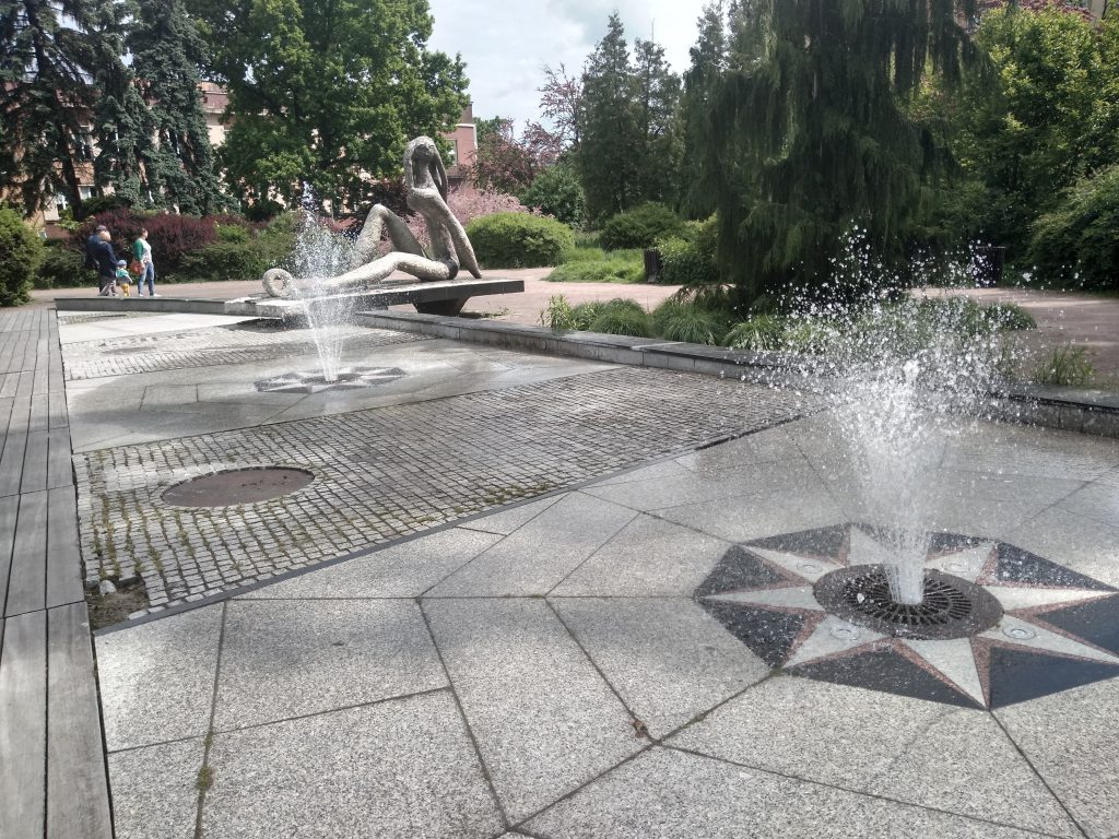 W Częstochowie włączono miejskie fontanny 7