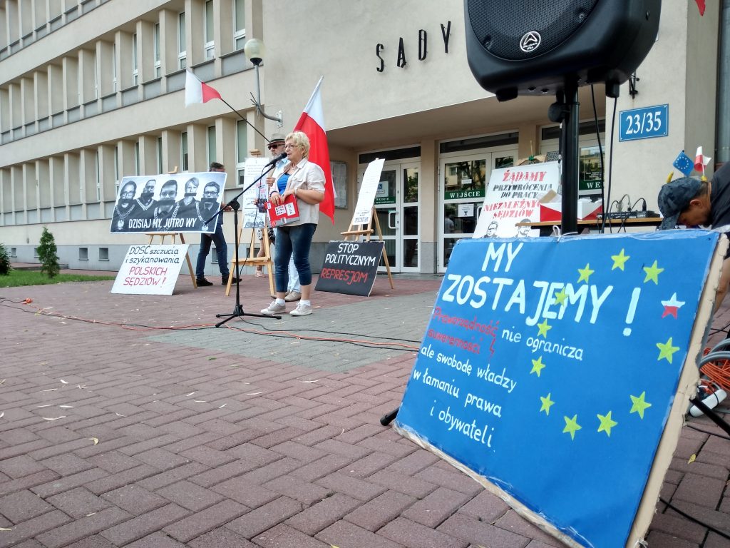 Pikieta w obronie sądów. Protestowali, bo chcą niezależnych sędziów oraz Polski w Unii Europejskiej 12
