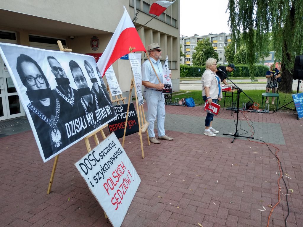 Pikieta w obronie sądów. Protestowali, bo chcą niezależnych sędziów oraz Polski w Unii Europejskiej 15