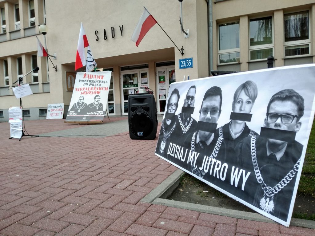 Protest przed częstochowskim sądem w obronie zawieszonego przez ministra Ziobro sędziego Synakiewicza 1