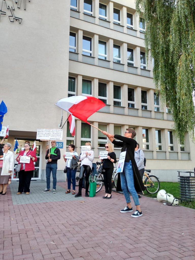 Manifestacja przed częstochowskim sądem w obronie zawieszonego sędziego Adama Synakiewicza 18