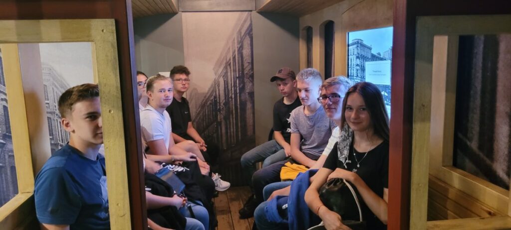 Uczniowie z powiatu kłobuckiego zwiedzali Muzeum Powstań Śląskich w Świętochłowicach 2