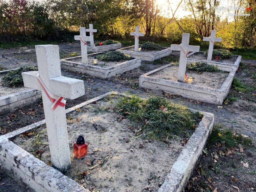 Policjanci ze śląska zaopiekowali się grobami poległych na Ukrainie 21