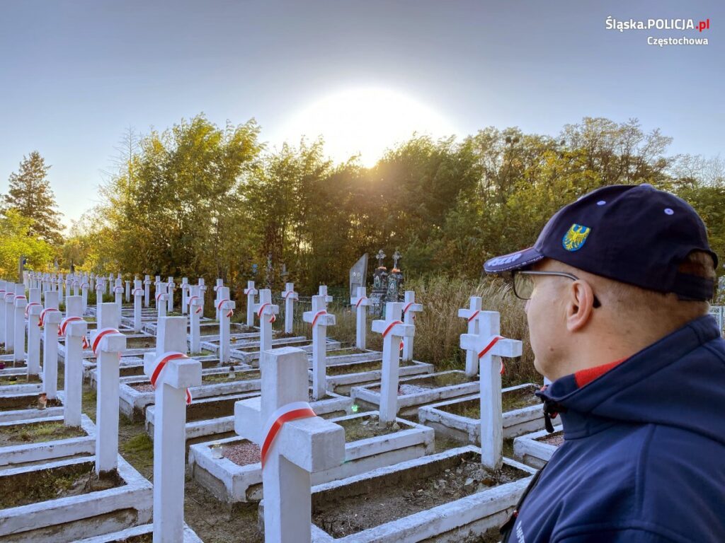 Policjanci ze śląska zaopiekowali się grobami poległych na Ukrainie 23