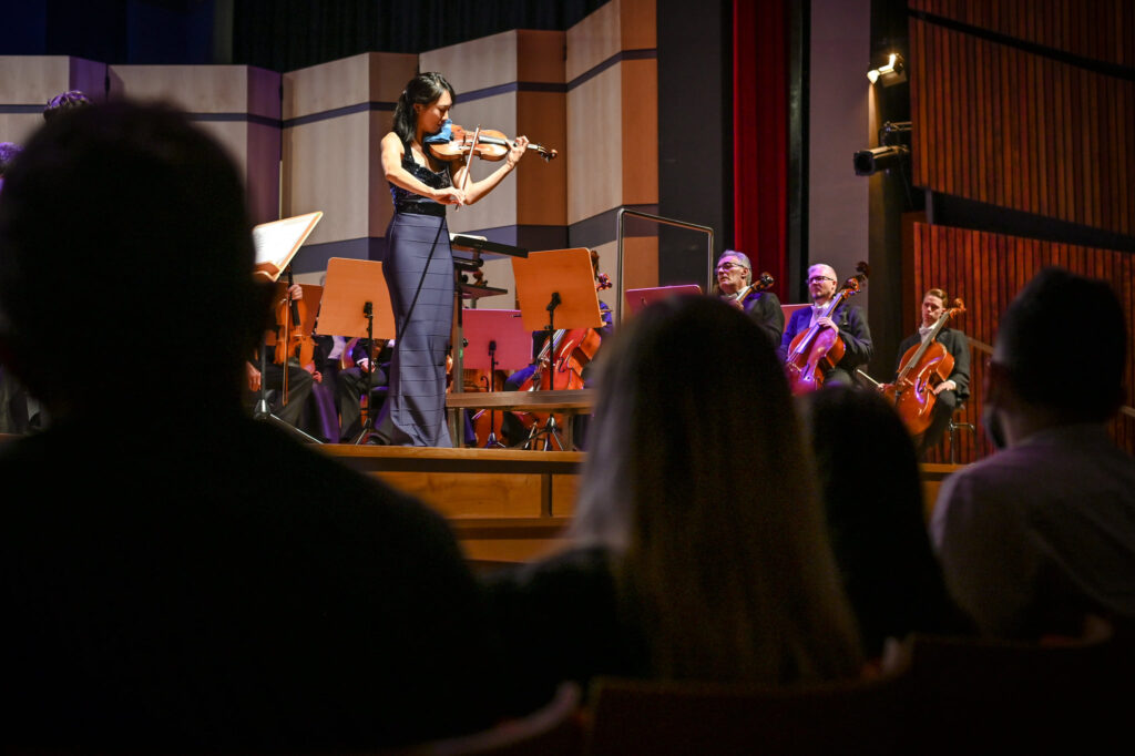 Filharmonia Częstochowska zainaugurowała nowy cykl. Publiczność oczarowała Nancy Zhou [GALERIA ZDJĘĆ] 13