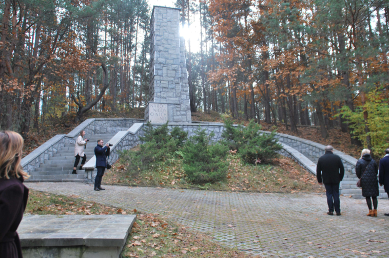 Złożenie kwiatów przy pomniku ofiar II wojny światowej na Miejscu Straceń w Olsztynie 2