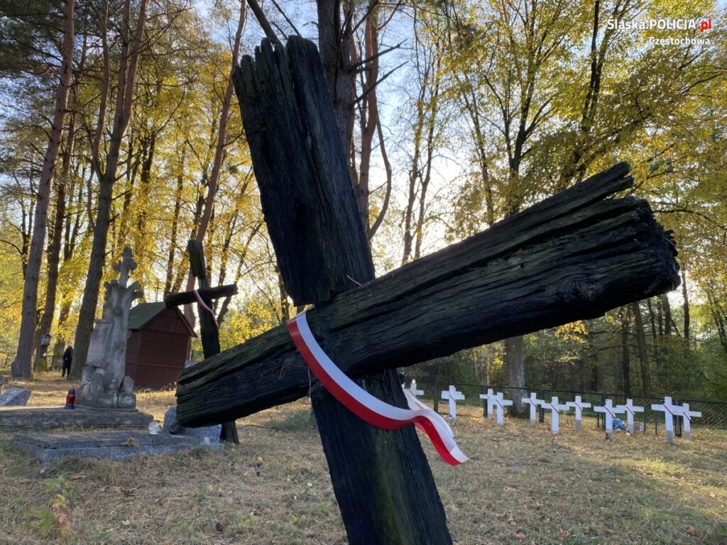 Policjanci ze śląska zaopiekowali się grobami poległych na Ukrainie 30