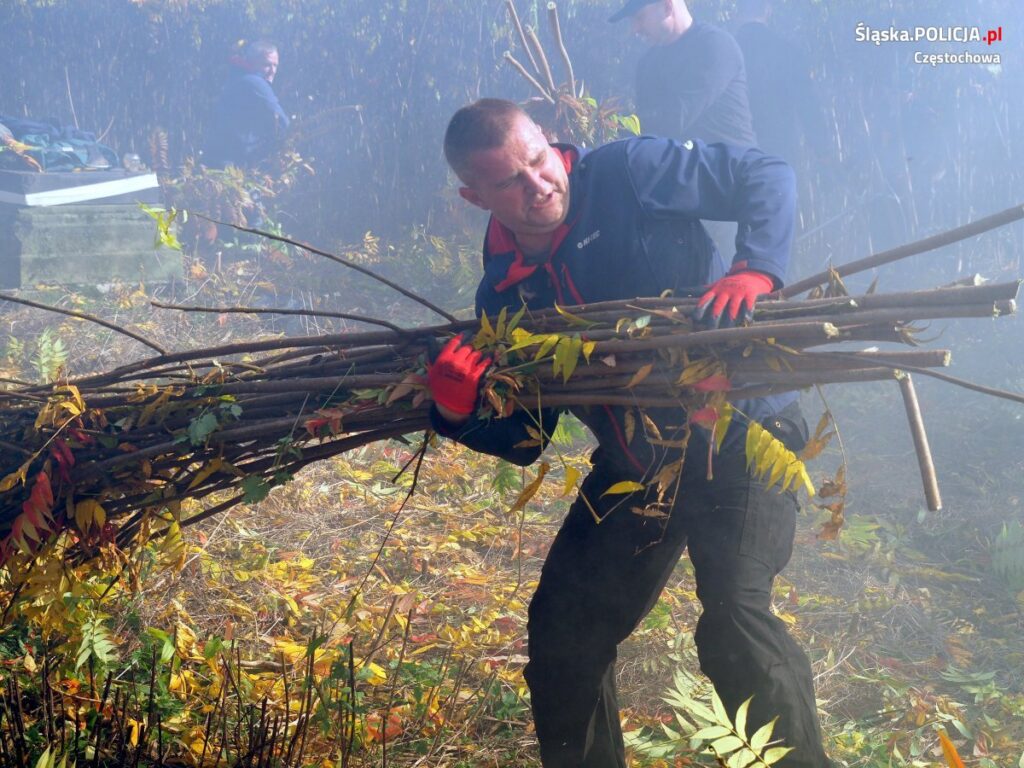 Policjanci ze śląska zaopiekowali się grobami poległych na Ukrainie 47
