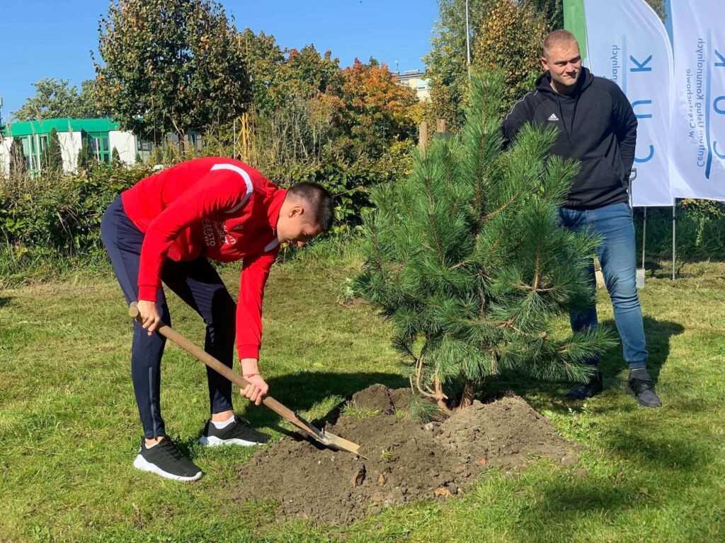 Nowa, świecka tradycja – piłkarze sadzą drzewa w mieście 2