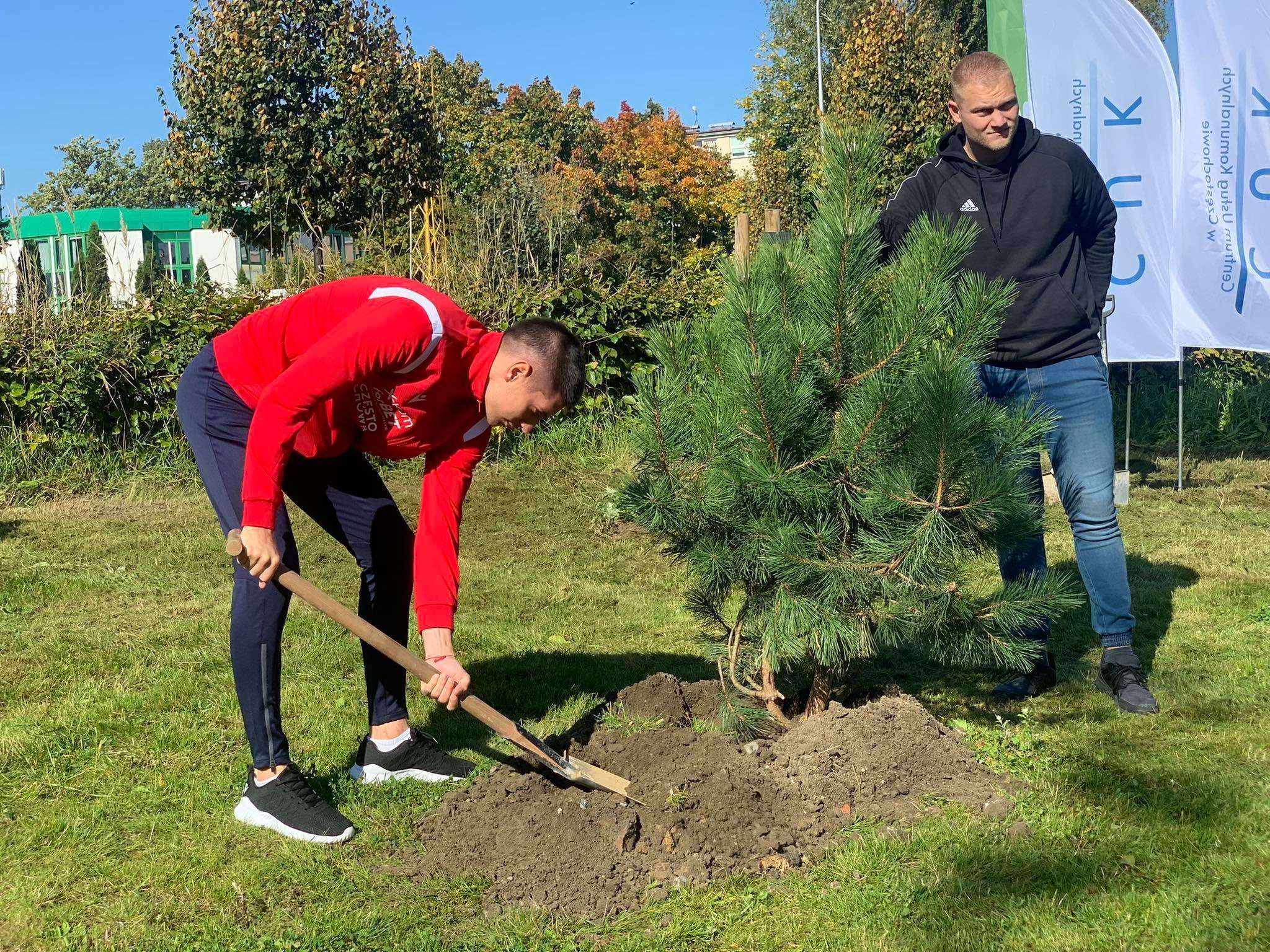 Nowa, świecka tradycja – piłkarze sadzą drzewa w mieście 8