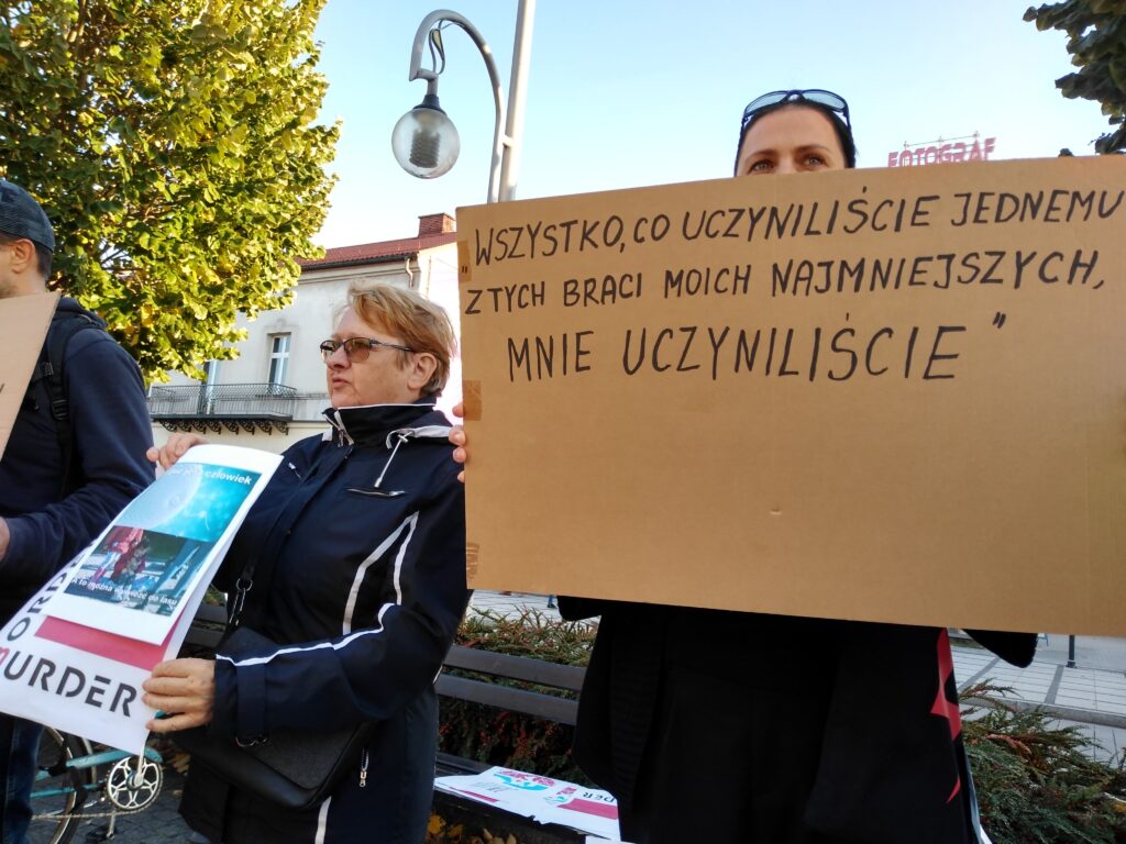 „Nie ma uchodźców, są ludzie” – przekonywano przed częstochowską siedzibą PiS 23