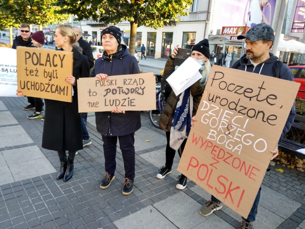 „Nie ma uchodźców, są ludzie” – przekonywano przed częstochowską siedzibą PiS 22