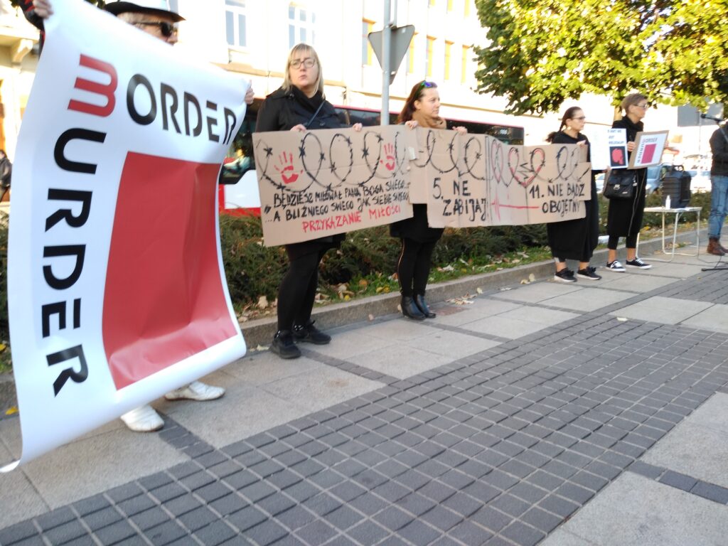 „Nie ma uchodźców, są ludzie” – przekonywano przed częstochowską siedzibą PiS 21
