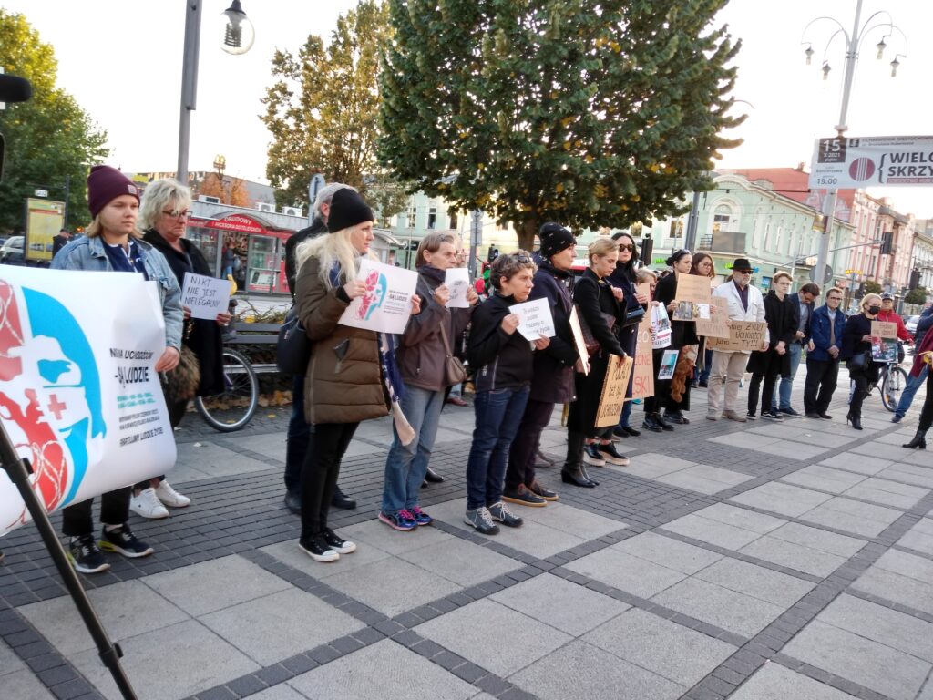 „Nie ma uchodźców, są ludzie” – przekonywano przed częstochowską siedzibą PiS 9