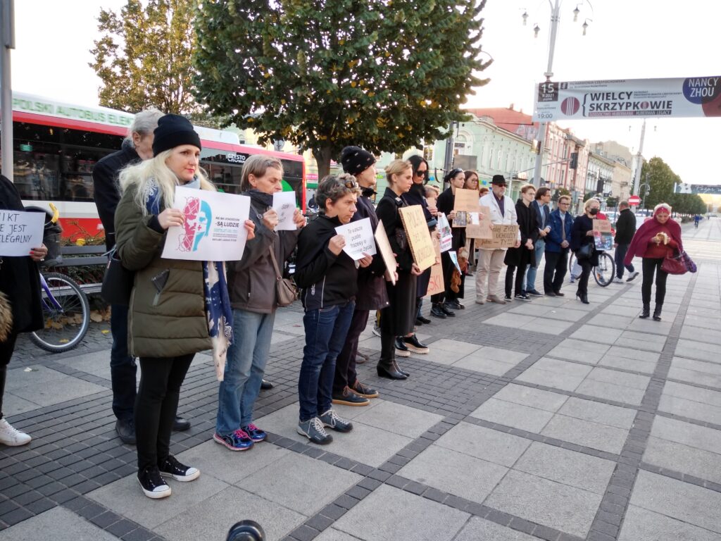 „Nie ma uchodźców, są ludzie” – przekonywano przed częstochowską siedzibą PiS 6
