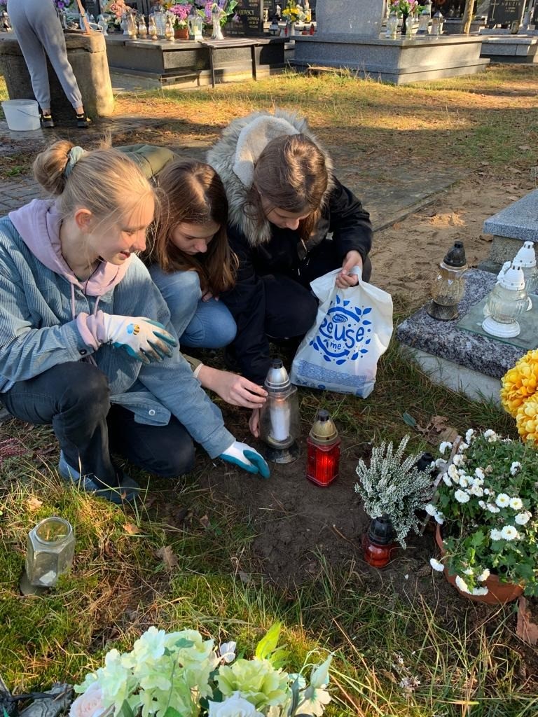 Uczniowie z Żarek Letniska sprzątali groby 2