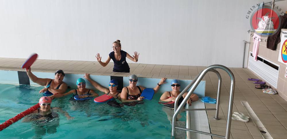Aktywni seniorzy uczą się pływać oraz przygotowywać zdrowe dania 1