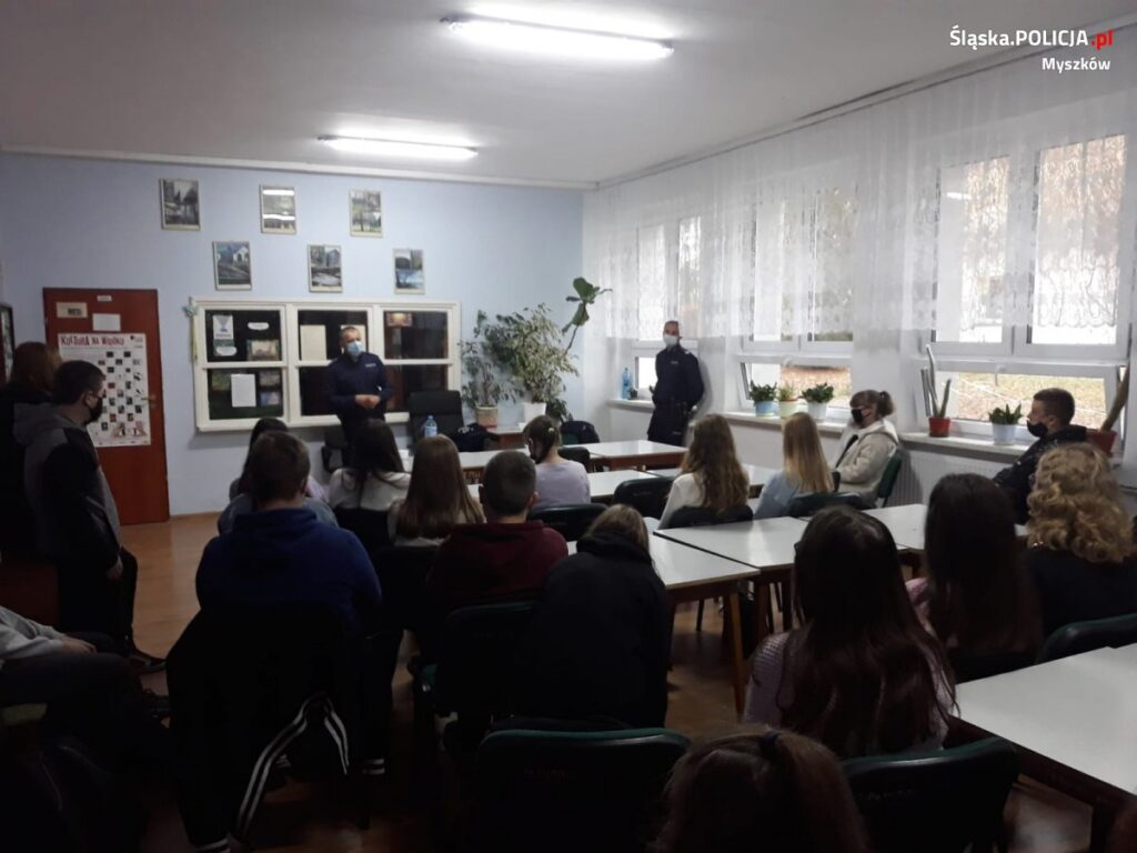 Myszkowscy policjanci rozmawiali z dziećmi o bezpieczeństwie w cyberprzestrzeni i nie tylko 1